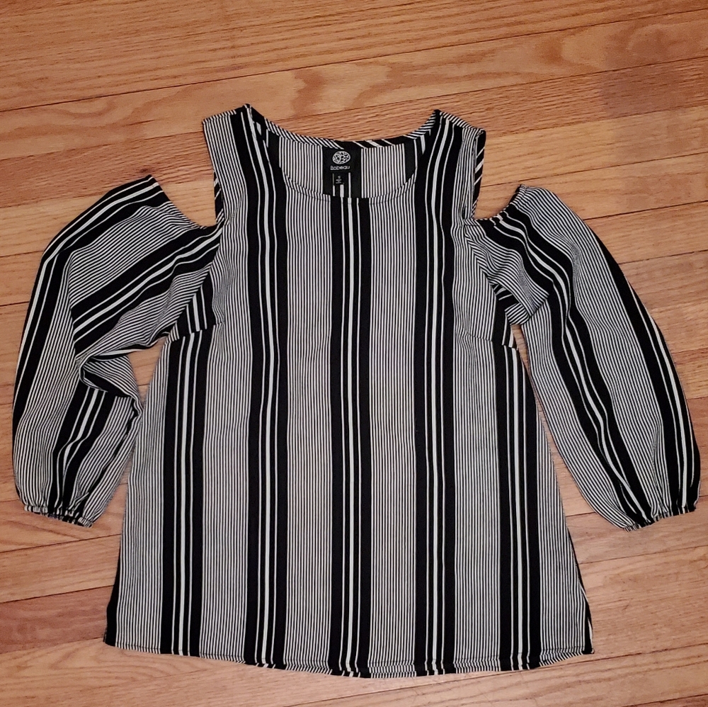 Shoulder cut out top